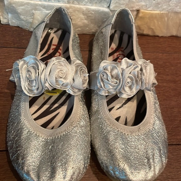 Michael Kors Silver shoes with Rosettes - Picture 3 of 8